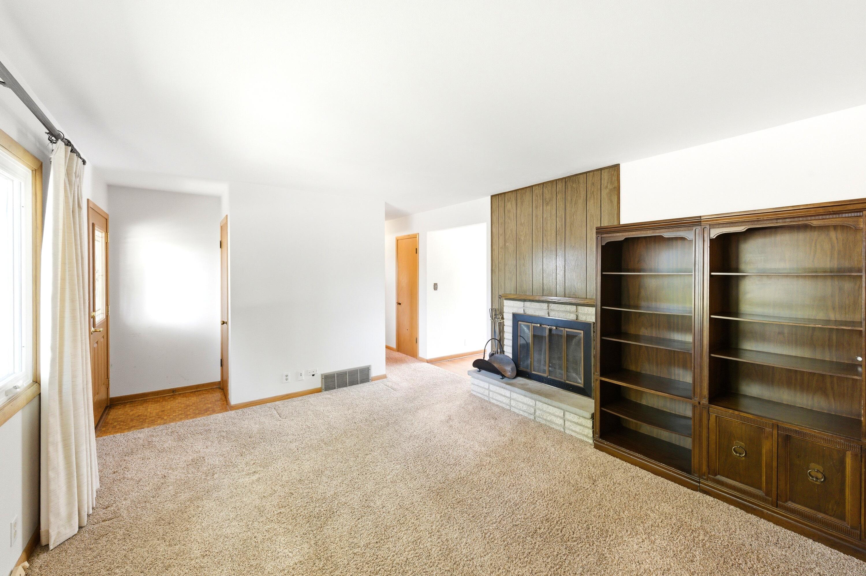3520 Knoll Place Racine, WI 53403 - Photo 4 of 32 Living Room