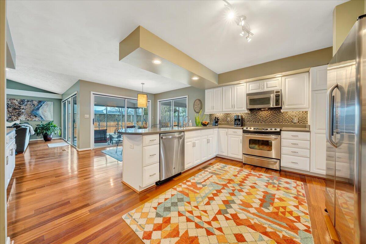 171 Queen Regent Court Blue Ridge, VA 24064 - Photo 14 of 51 Kitchen Peninsula