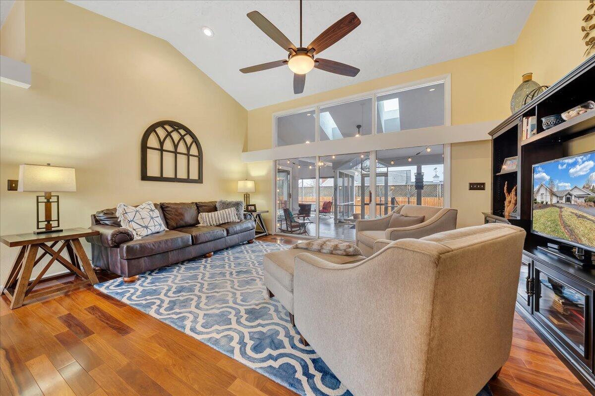 171 Queen Regent Court Blue Ridge, VA 24064 - Photo 16 of 51 Living Room Vaulted Ceilings