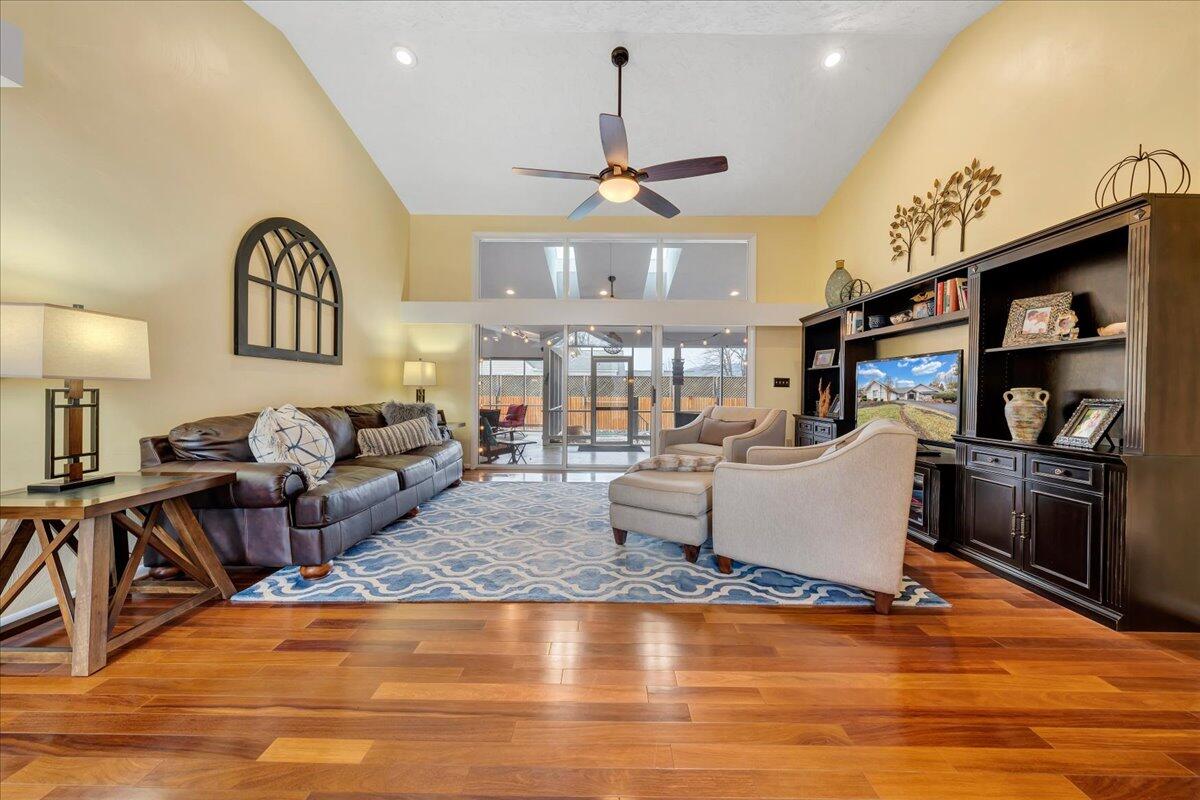 171 Queen Regent Court Blue Ridge, VA 24064 - Photo 2 of 51 Living Room