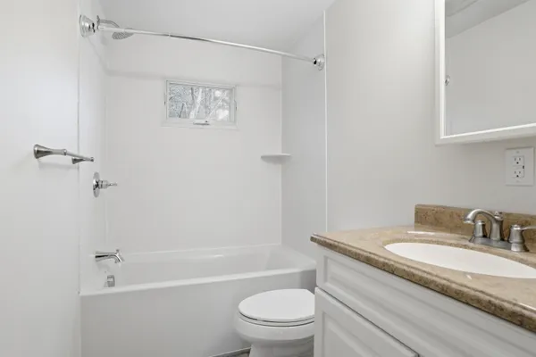 $2,150 | 4 Linda Lane, Unit 5, Stratham, NH 03885