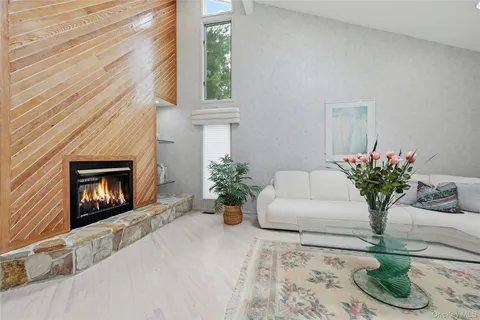 $1,750,000 | 4 Laurelwood Court, Dix Hills, NY 11746