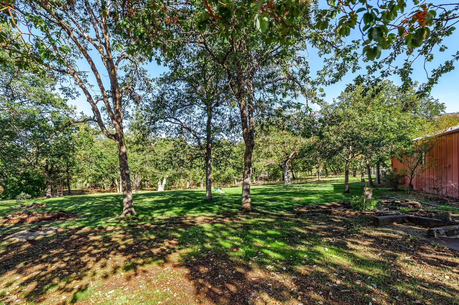 1477 Worthington Road Eagle Point, OR 97524 - Photo 46 of 65 47-Expansive Lawn