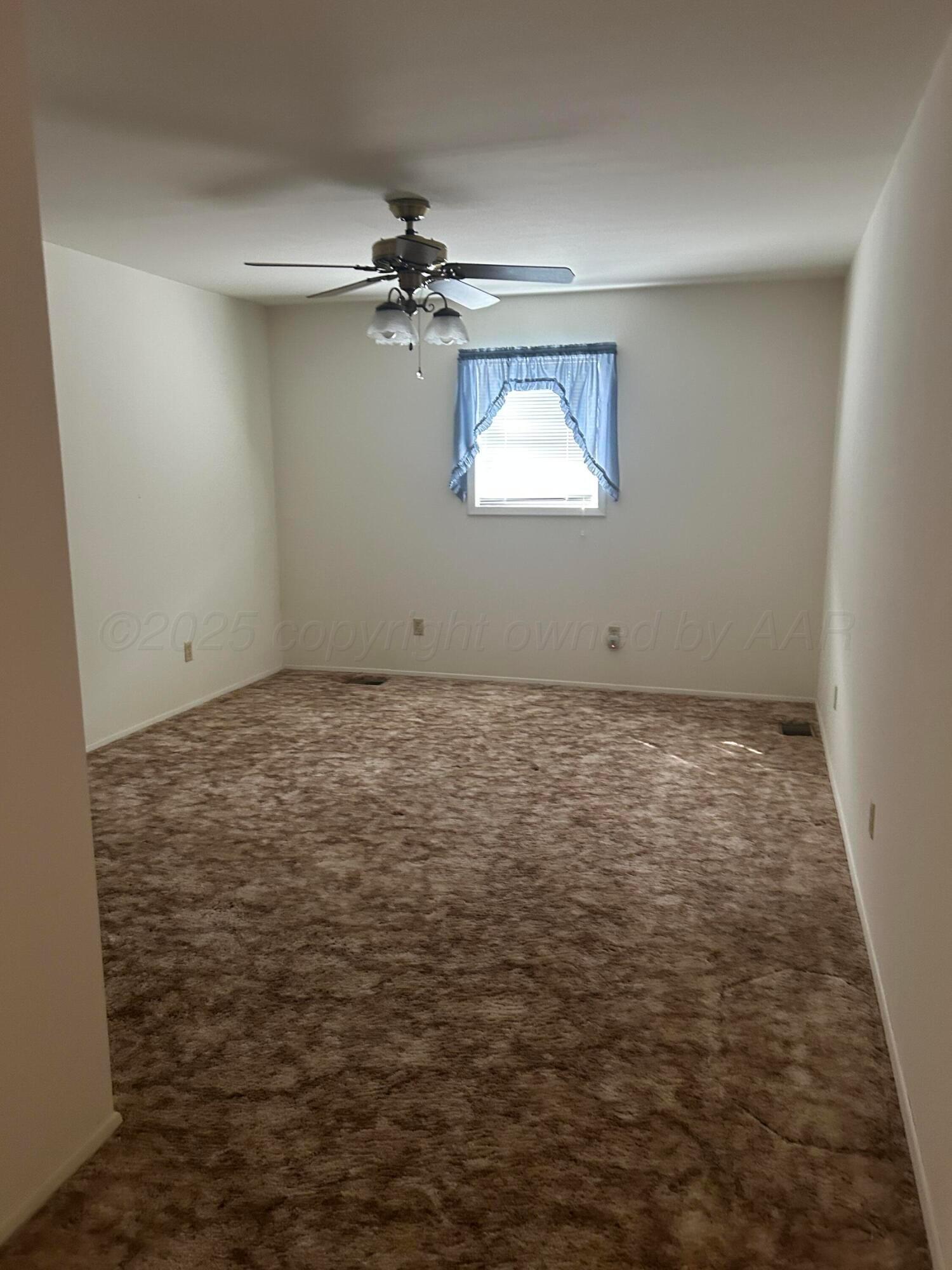 102 Willow Street Lipscomb, TX 79056 - Photo 31 of 34 en empty room with windows