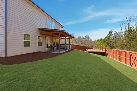 a view of a house with backyard and porch