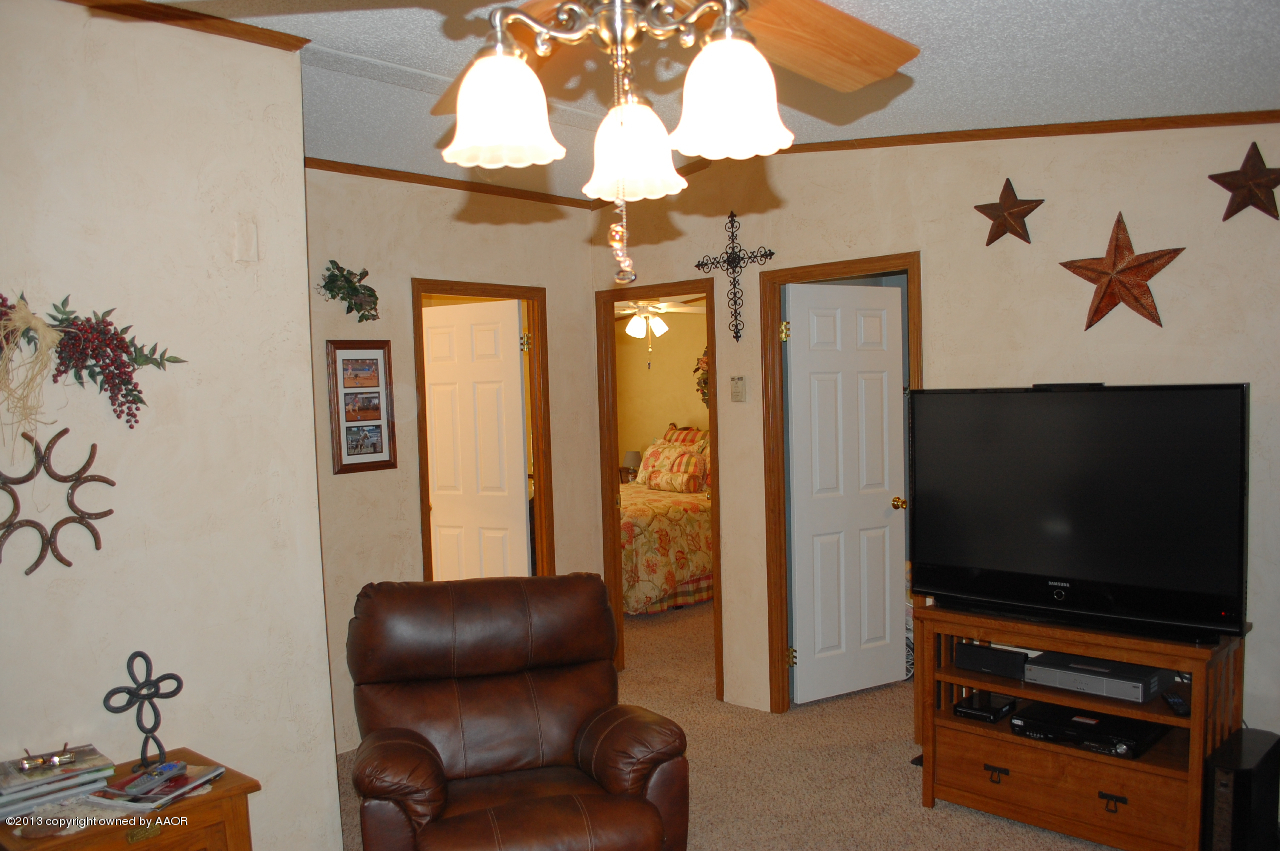1600 Venetia Road Amarillo, TX 79118 - Photo 8 of 38 a living room with furniture and a flat screen tv