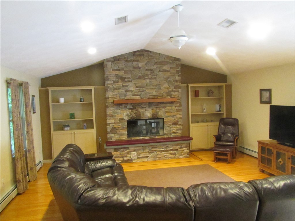 71 Wolf Hill Road Smithfield, RI 02917 - Photo 3 of 38 Gallery Image 3
