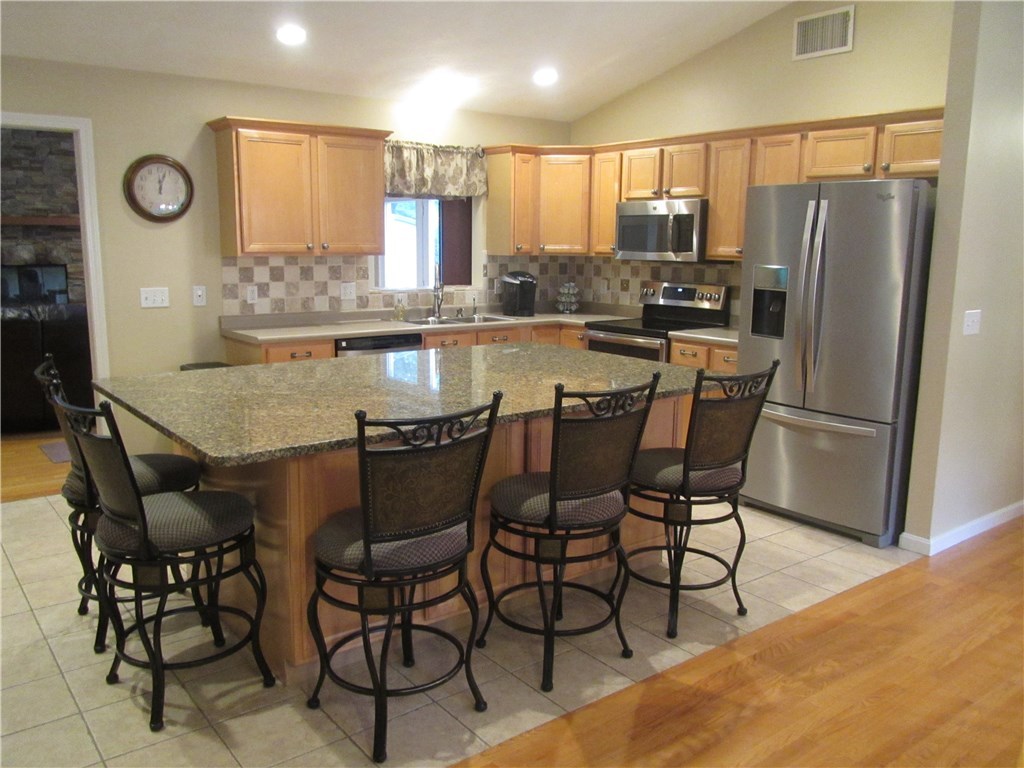 71 Wolf Hill Road Smithfield, RI 02917 - Photo 6 of 38 Gallery Image 6