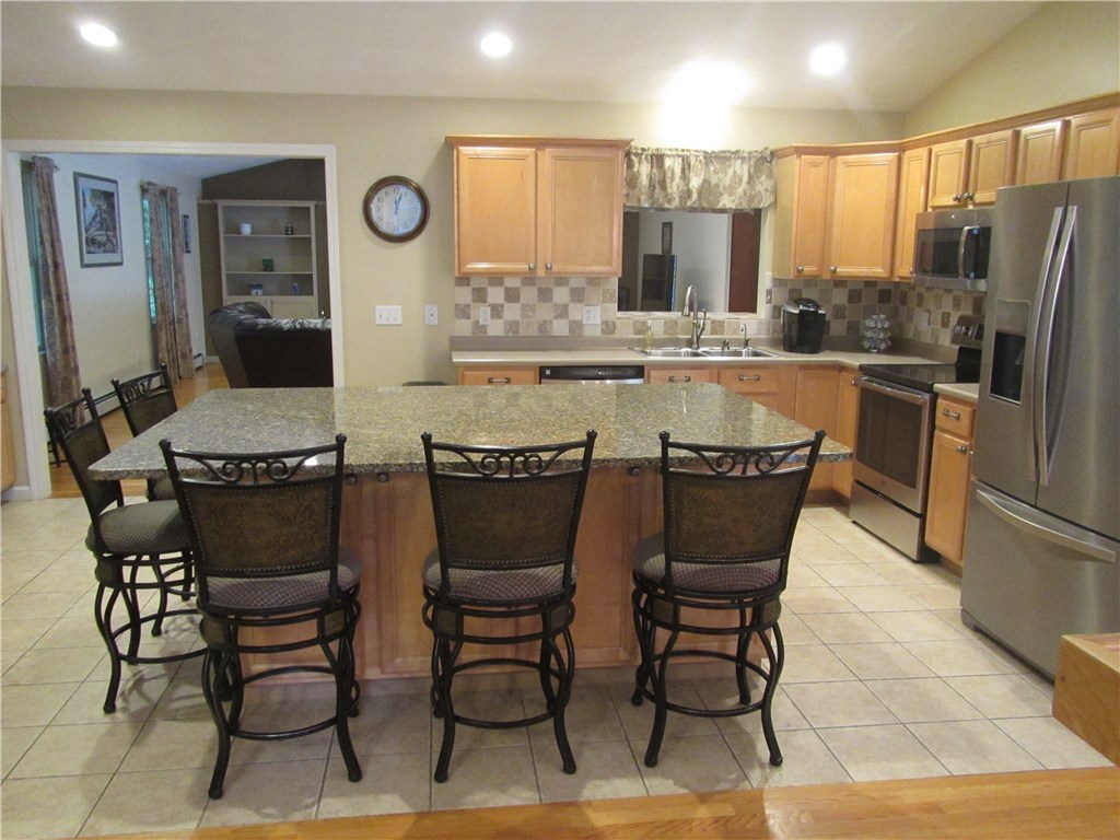 71 Wolf Hill Road Smithfield, RI 02917 - Photo 7 of 38 Gallery Image 7