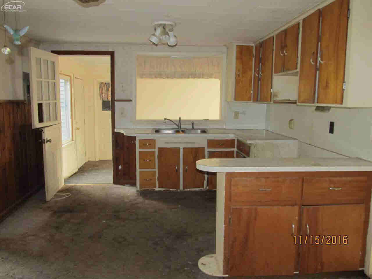 4195 Risedorph Street Burton, MI 48509 - Photo 7 of 16 21247121-6.JPG