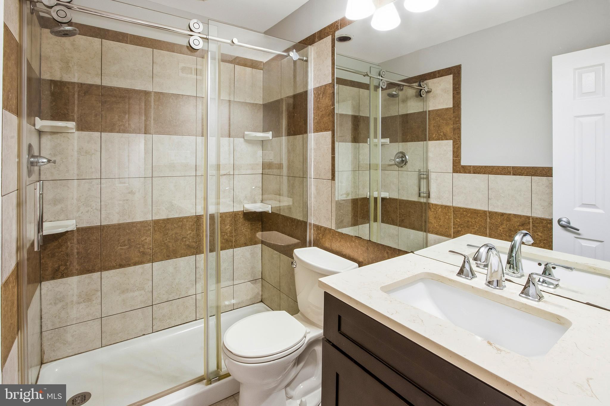 141 Chelsea Circle Clementon, NJ 08021 - Photo 6 of 17 Bathroom