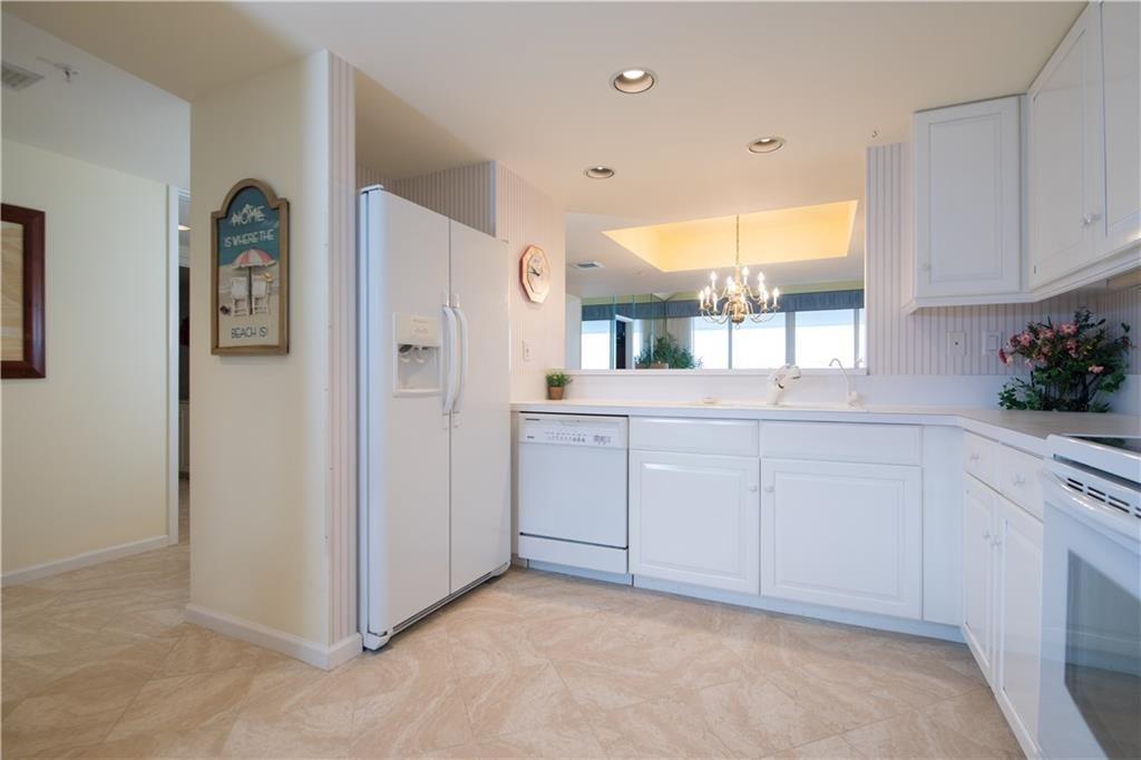 579 Northeast Plantation Road, Unit S407 Jensen Beach, FL 34957 - Photo 17 of 44 Well-appointed Kitchen