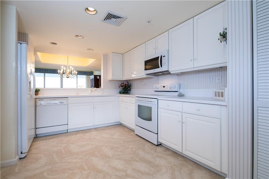 579 Northeast Plantation Road, Unit S407 Jensen Beach, FL 34957 - Photo 18 of 44 Eat-in Kitchen