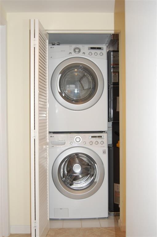 579 Northeast Plantation Road, Unit S407 Jensen Beach, FL 34957 - Photo 29 of 44 Full Size Washer/Dryer