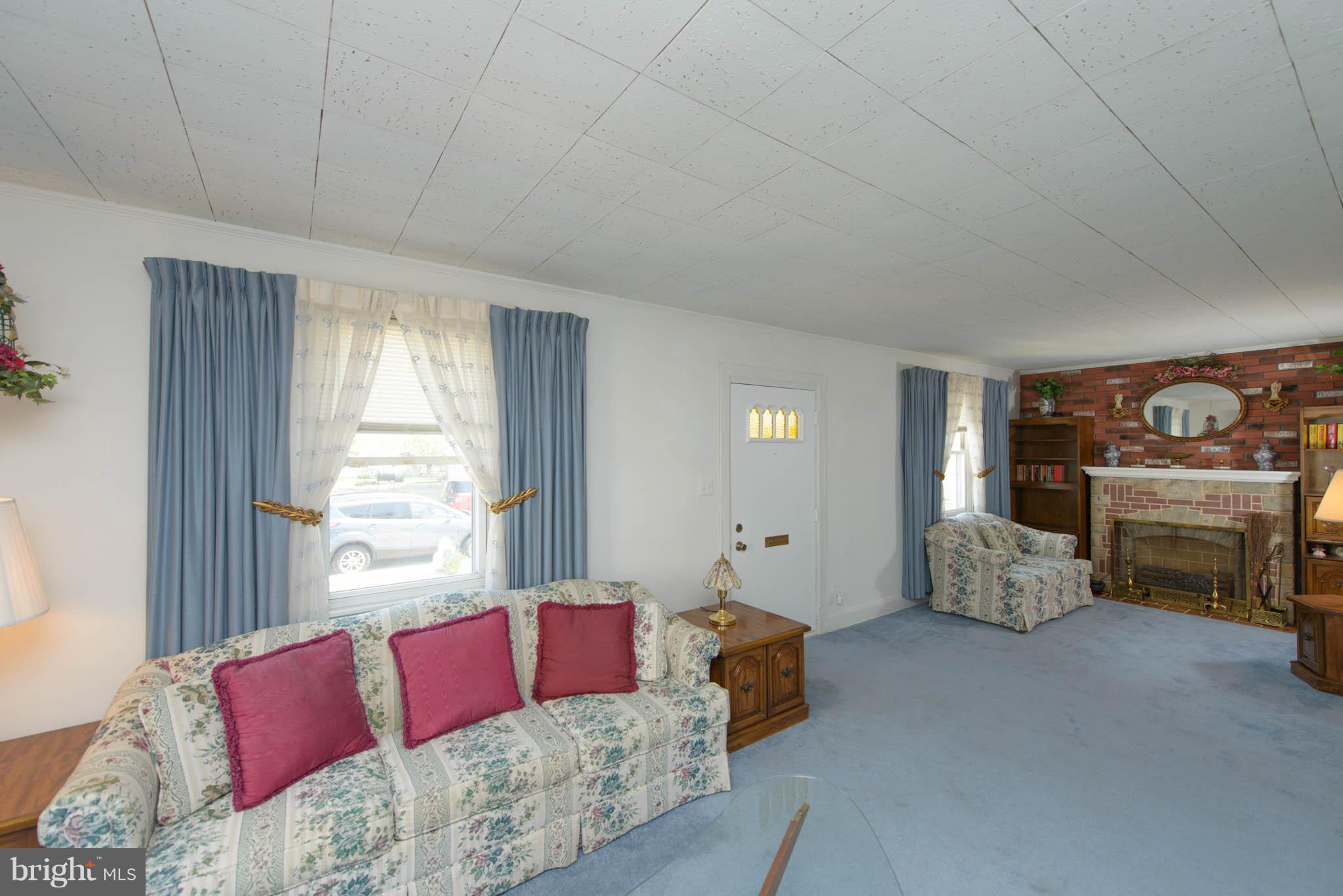 11 Fairway Road Baltimore, MD 21221 - Photo 4 of 30 Spacious Living Room