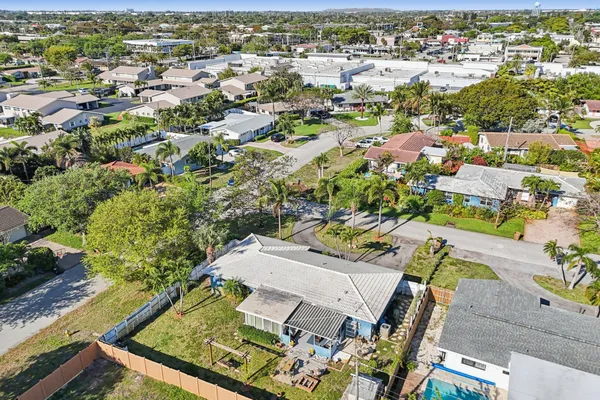 a view of a house with backyard and swimming pool