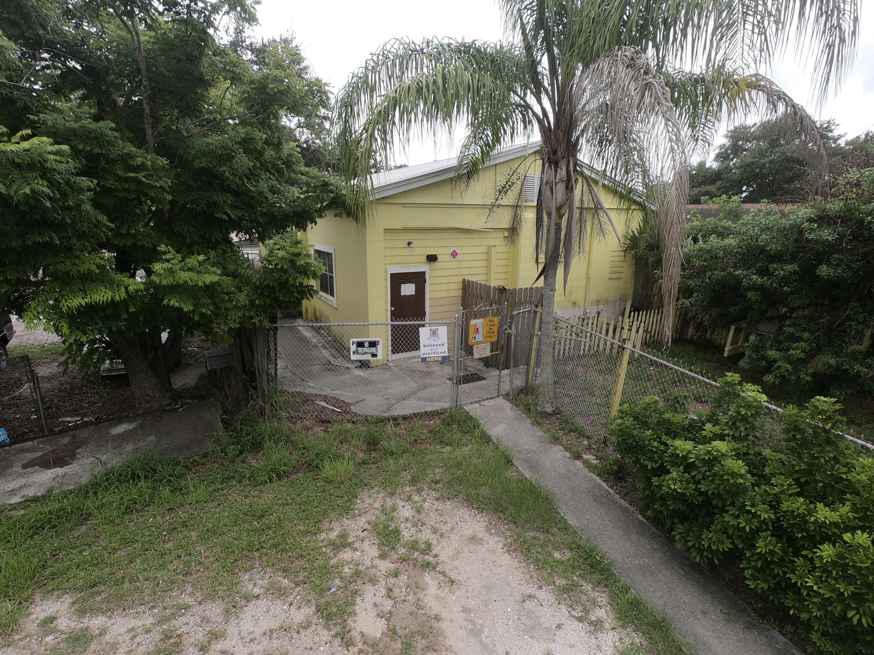 2208 Okeechobee Road Fort Pierce, FL 34950 - Photo 1 of 6 Front