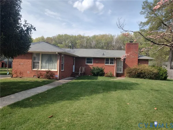 a view of a house with backyard and garden