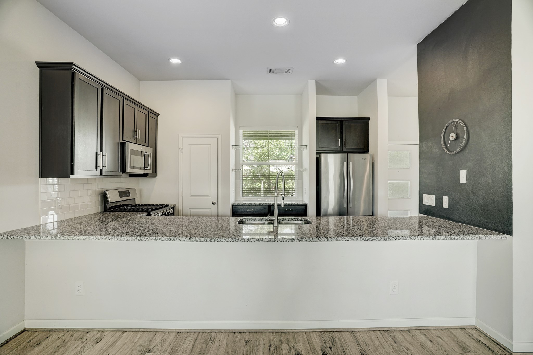 3413 Omega Street Houston, TX 77022 - Photo 4 of 12