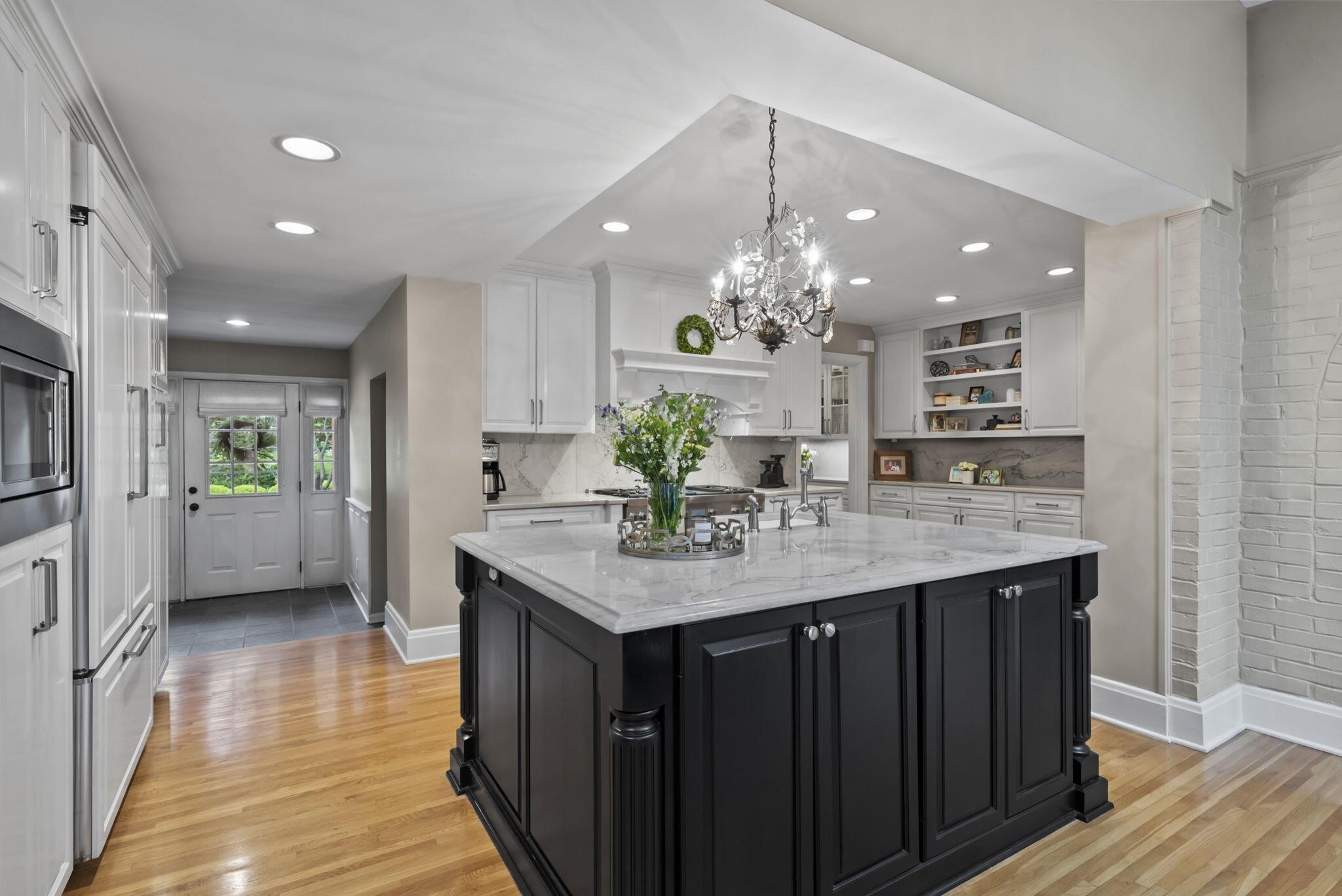 1875 Roxbury Road Upper Arlington, OH 43212 - Photo 13 of 97 Kitchen