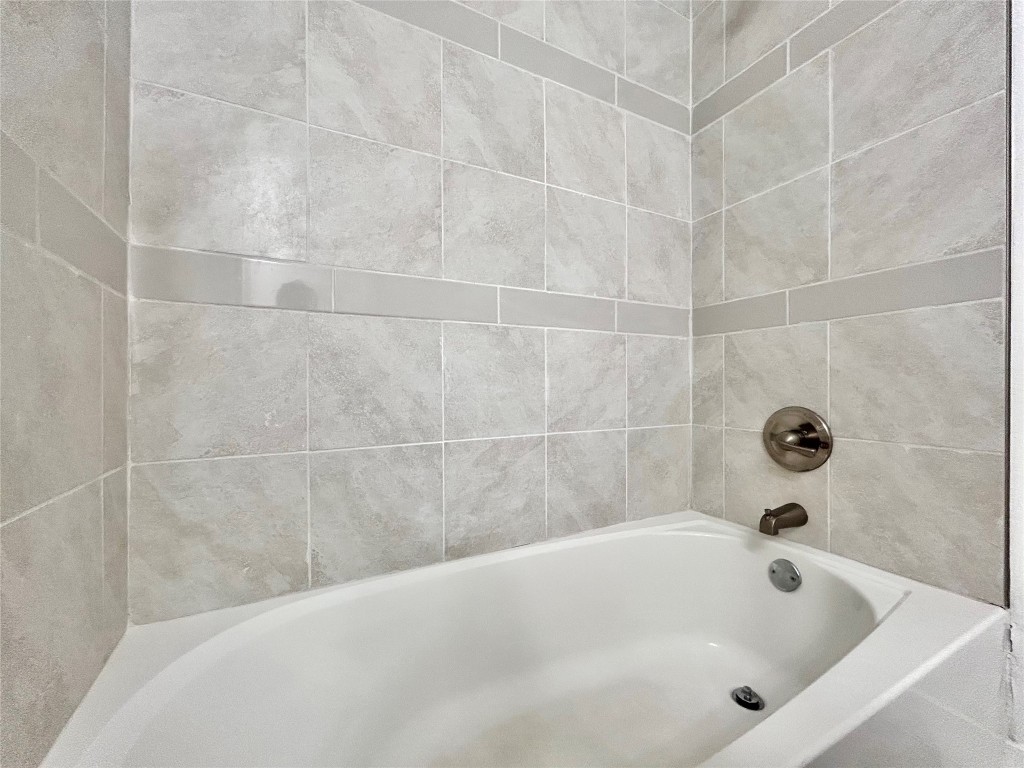 6409 Burns Street, Unit 305 Austin, TX 78752 - Photo 17 of 19 a bathroom with a bathtub