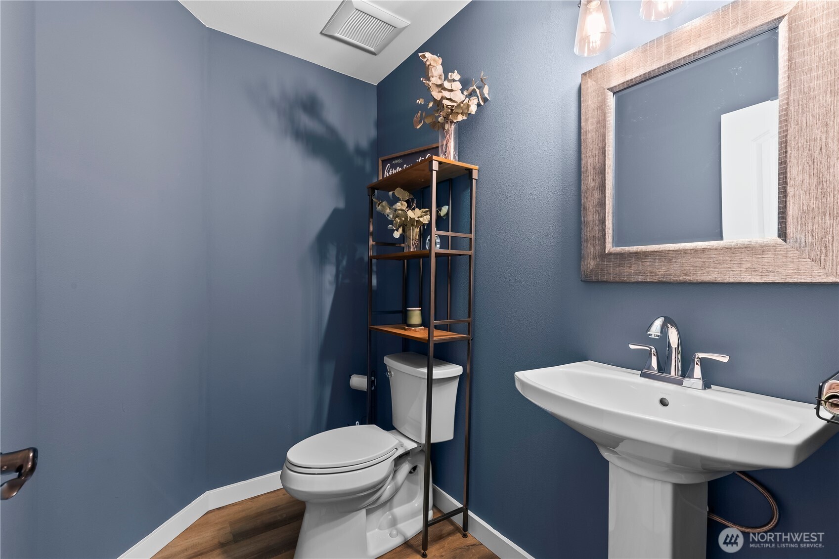 971 Old Cedars Road Cle Elum, WA 98922 - Photo 13 of 39 a bathroom with a toilet sink and mirror