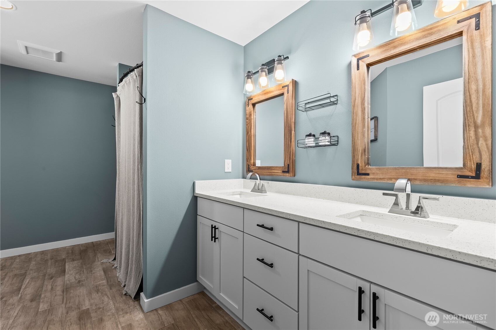971 Old Cedars Road Cle Elum, WA 98922 - Photo 18 of 39 a bathroom with a double vanity sink and a mirror
