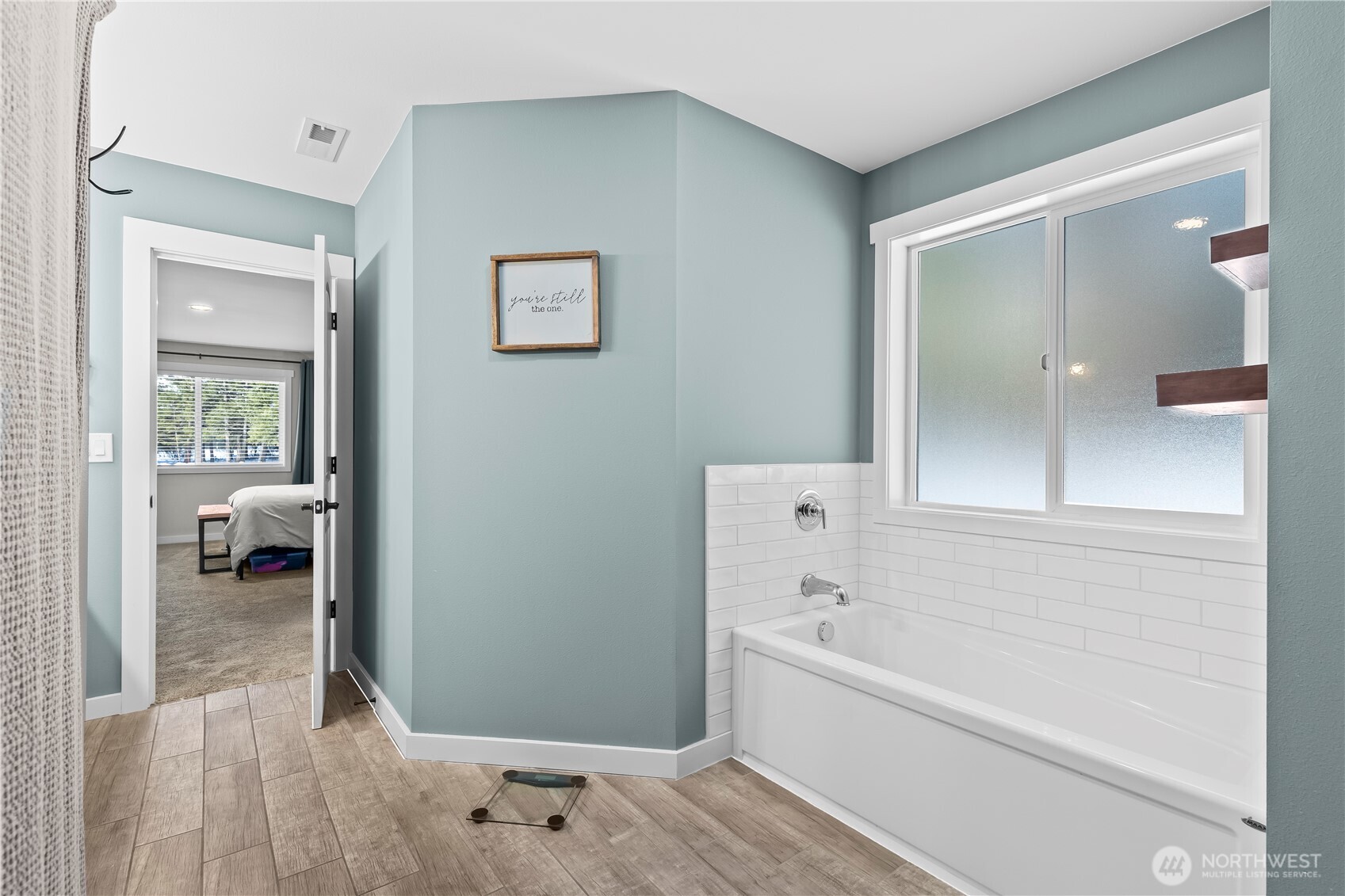 971 Old Cedars Road Cle Elum, WA 98922 - Photo 19 of 39 a bathroom with a tub and mirror