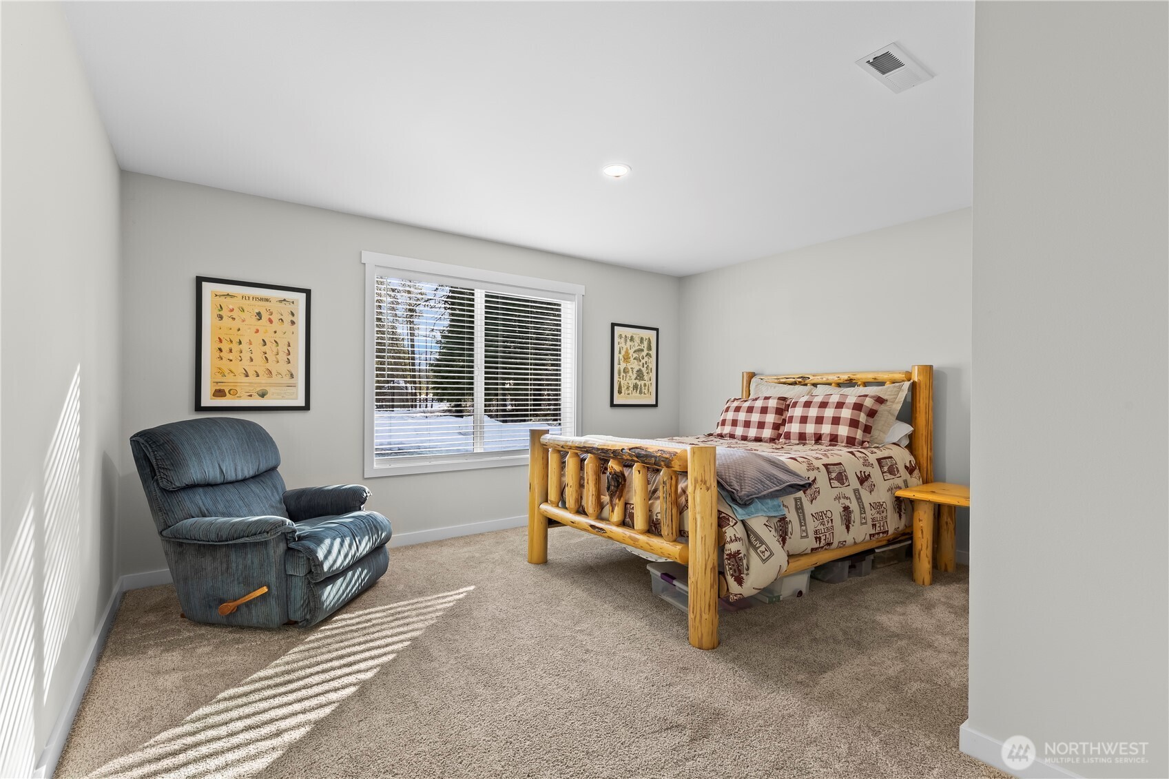 971 Old Cedars Road Cle Elum, WA 98922 - Photo 21 of 39 a bed room with a bed and chair