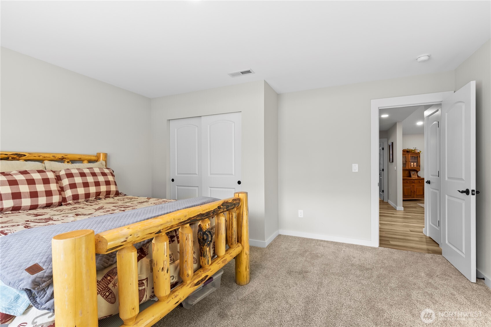 971 Old Cedars Road Cle Elum, WA 98922 - Photo 22 of 39 a bedroom with a bed