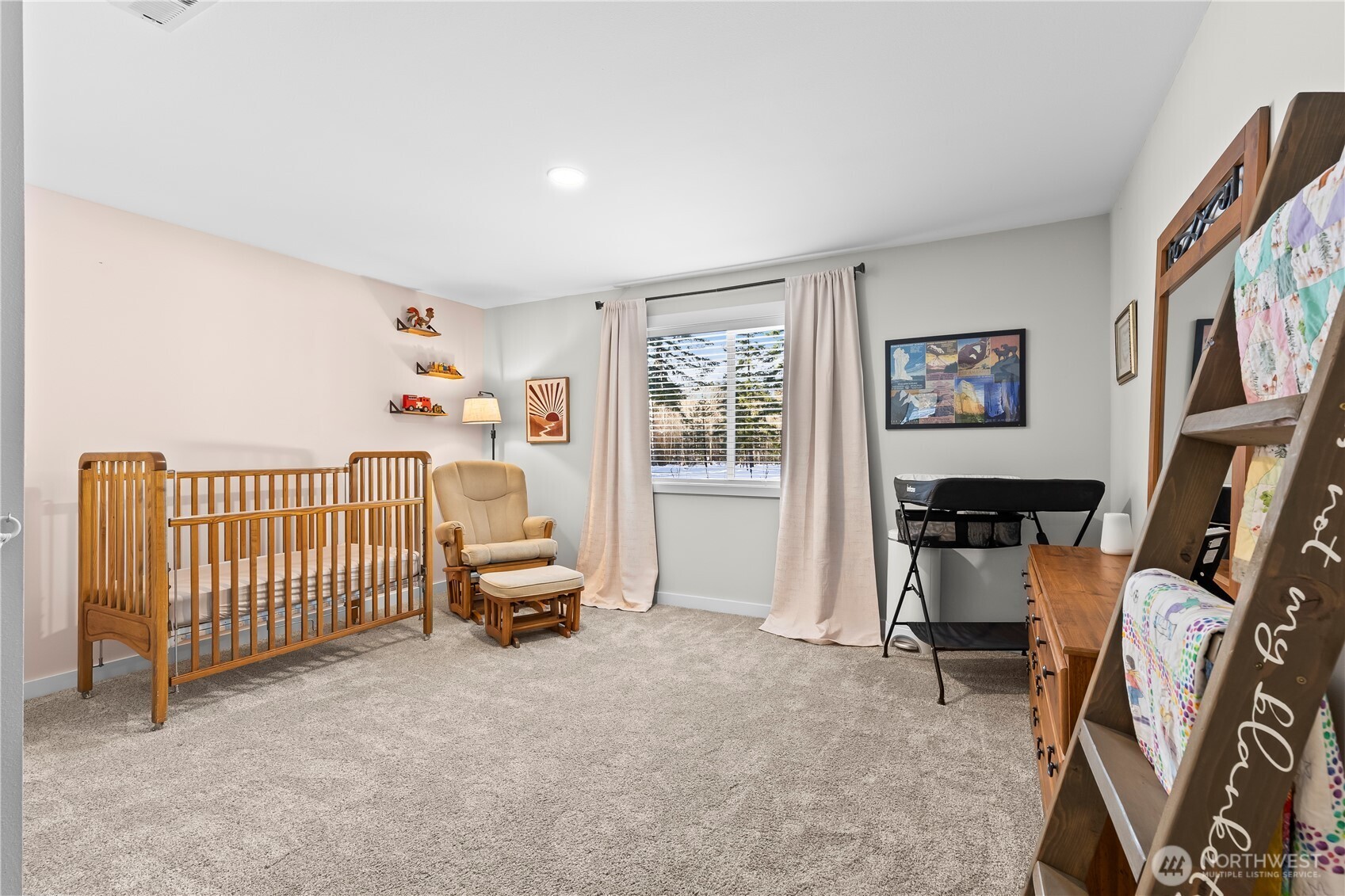 971 Old Cedars Road Cle Elum, WA 98922 - Photo 26 of 39 a bedroom with furniture and a book shelf