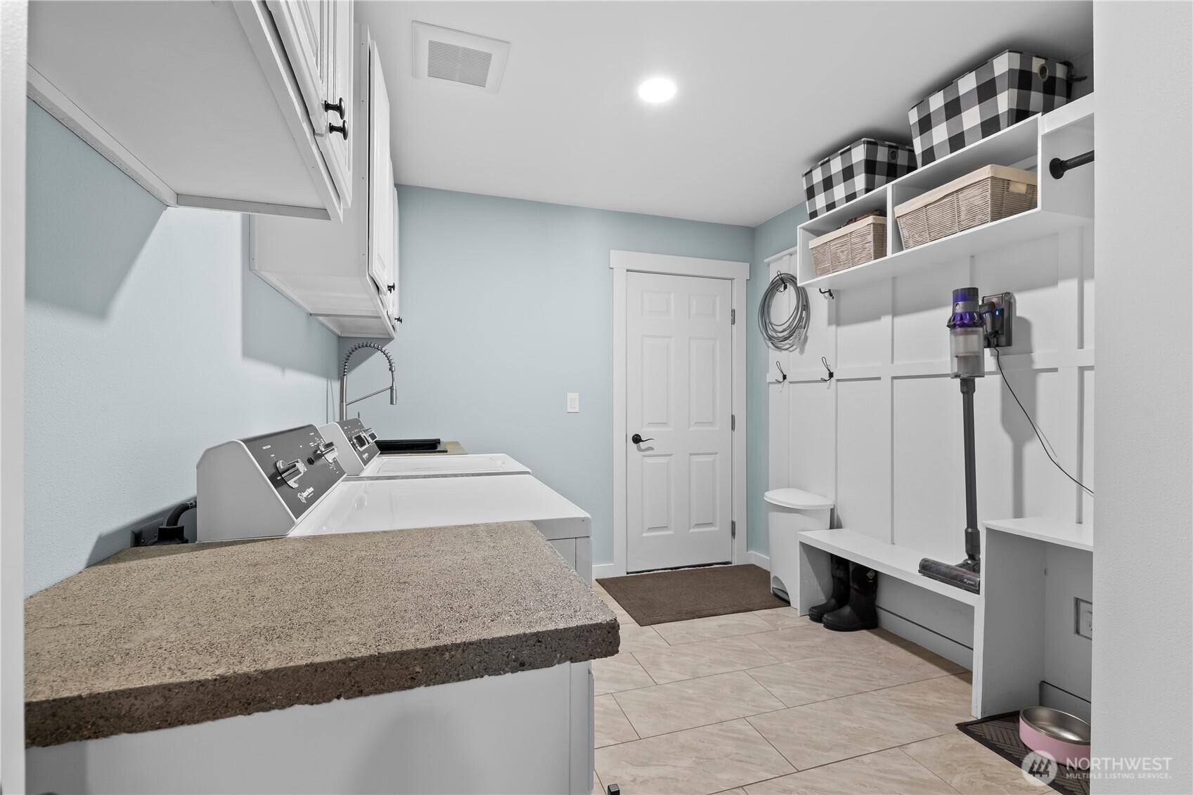 971 Old Cedars Road Cle Elum, WA 98922 - Photo 28 of 39 a bathroom with a granite countertop sink a toilet and bathtub