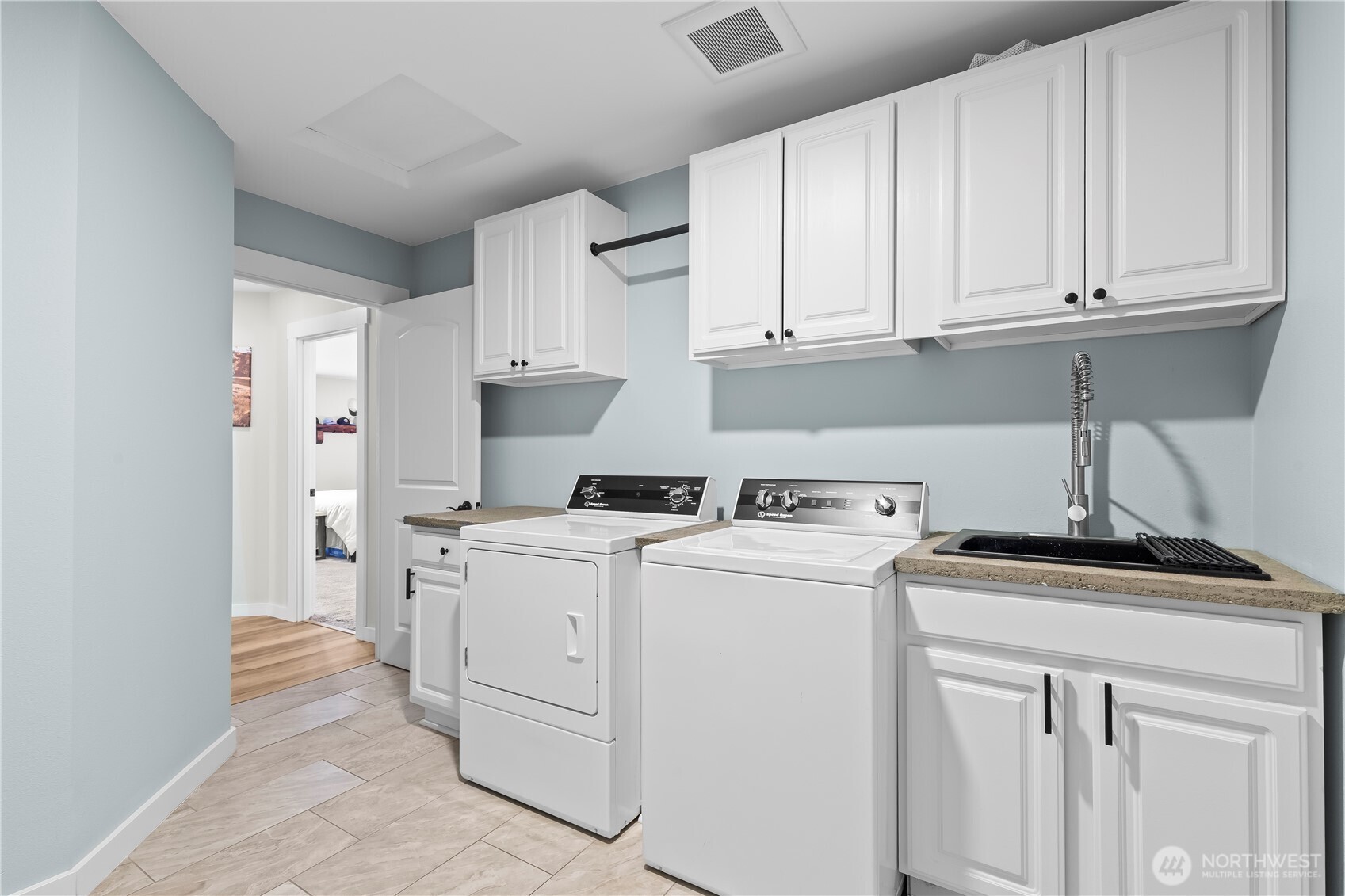 971 Old Cedars Road Cle Elum, WA 98922 - Photo 29 of 39 a view of a kitchen with stove top oven and cabinets