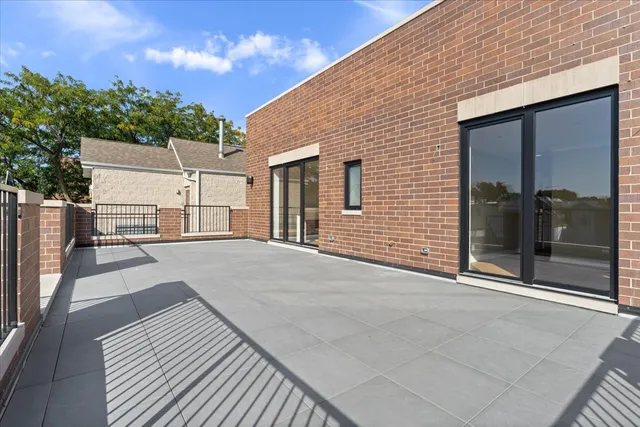 $1,500,000 | 3036 North Sheffield Avenue, Unit 3, Chicago, IL 60657