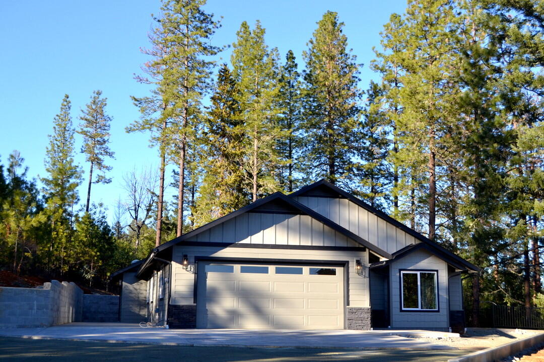 274 Rockinghorse Drive Grants Pass, OR 97527 - Photo 1 of 28 Front