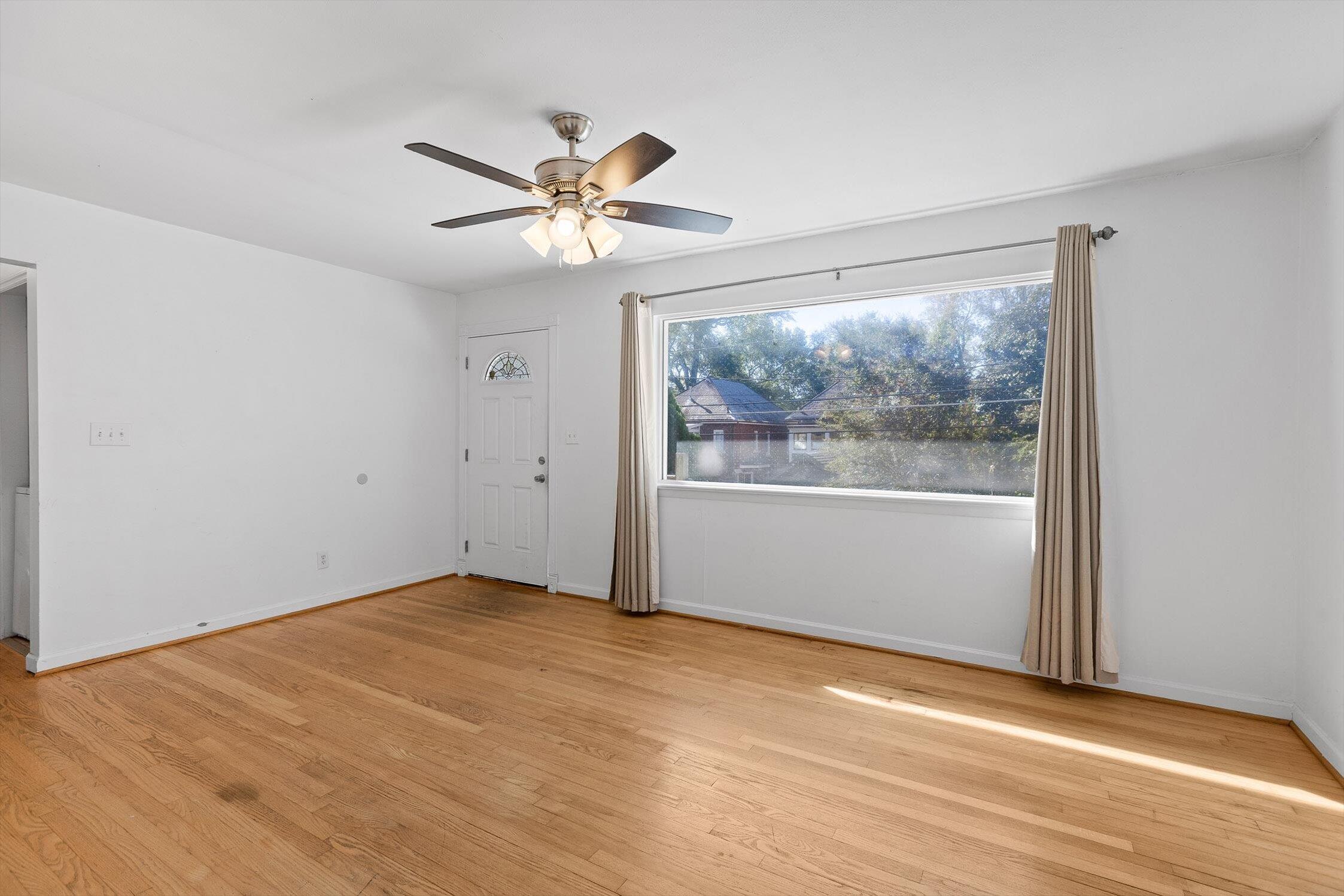 839 Clark Street Chattanooga, TN 37403 - Photo 9 of 36 Entry/Living Room