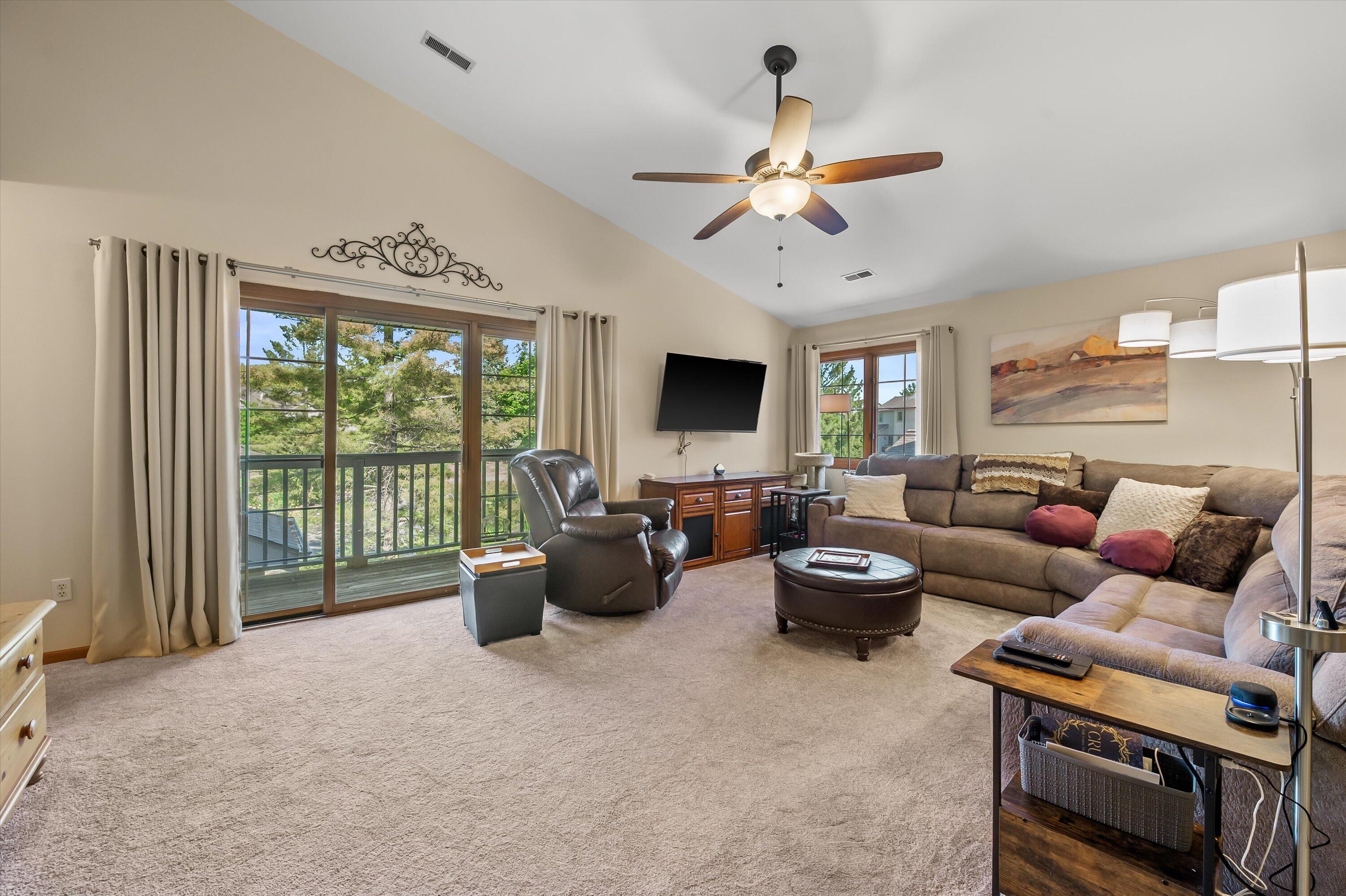 2264A Circle Ridge, Unit D Delafield, WI 53018 - Photo 2 of 12 Vaulted ceiling