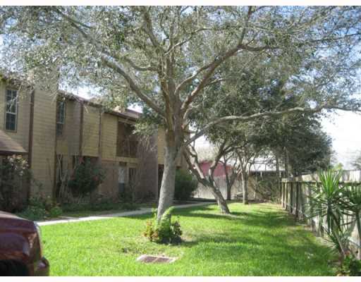 7130 Everhart Road, Unit 35 Corpus Christi, TX 78413 - Photo 6 of 8 a backyard of a house with lots of green space