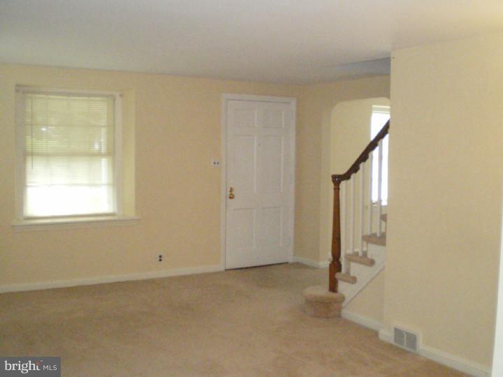 2593 Radcliffe Road Broomall, PA 19008 - Photo 6 of 25 Living Room