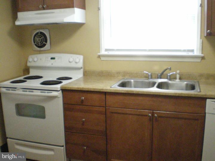 2593 Radcliffe Road Broomall, PA 19008 - Photo 9 of 25 Kitchen
