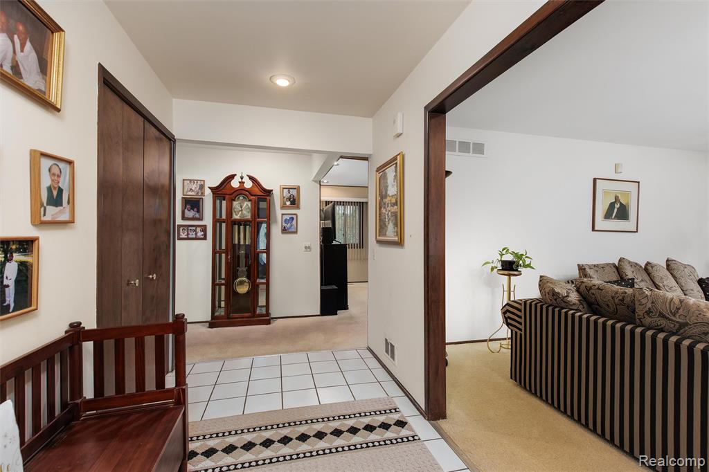 31017 Carriage Hill Road Farmington Hills, MI 48331 - Photo 10 of 39