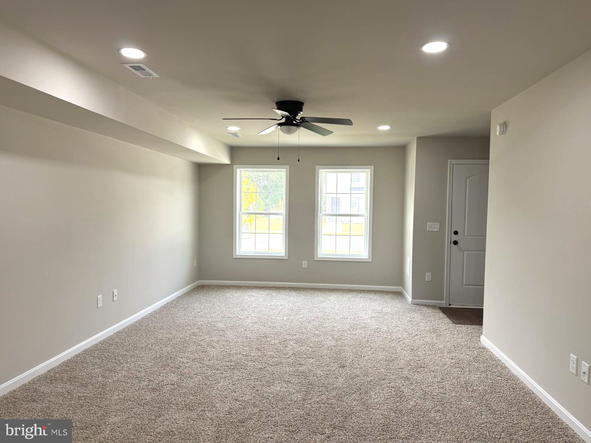 237 Rojan Road, Unit 112 Dover, DE 19901 - Photo 3 of 29 Living Room
