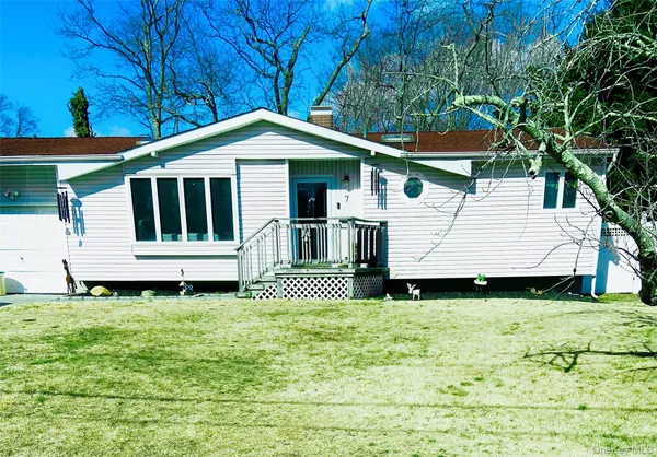 $638,999 | 7 Betsy Drive, West Sayville, NY 11796