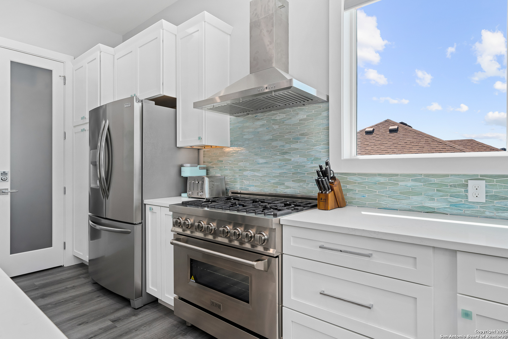107 Windjammer Road Rockport, TX 78382 - Photo 42 of 52 a kitchen with appliances and cabinets