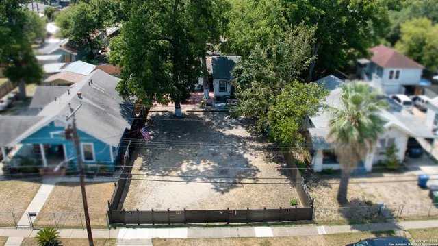a view of a yard in front of house