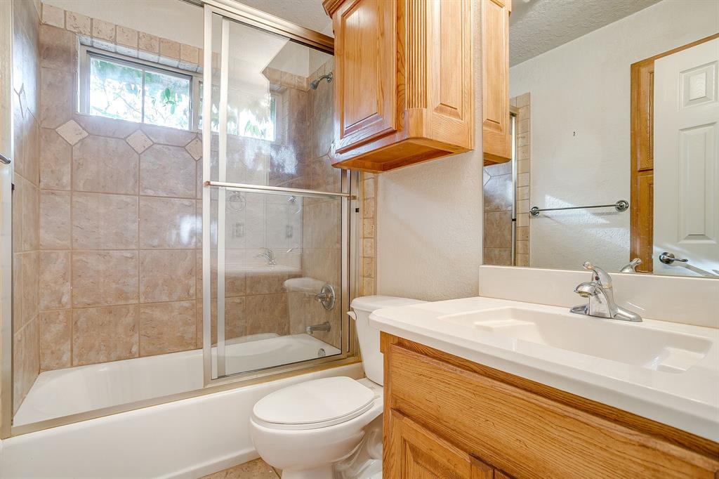 2780 Pear Orchard Road Granbury, TX 76048 - Photo 21 of 40 a bathroom with a sink a toilet and a bathtub