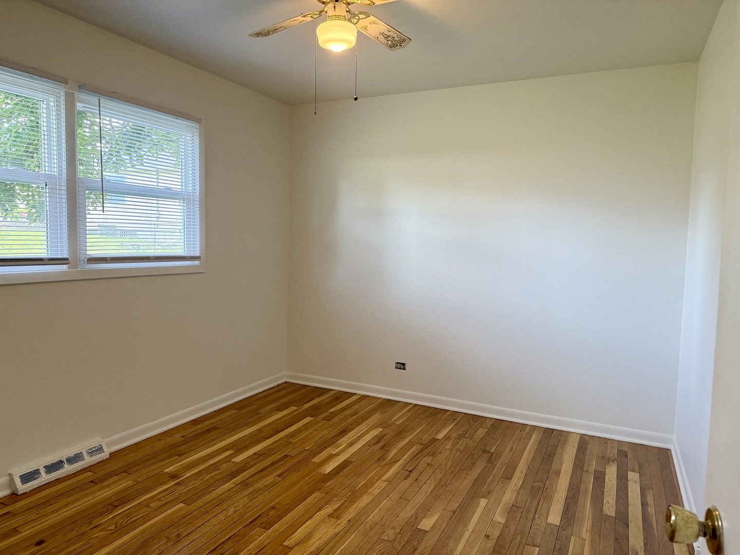 1622 Oak Lane, Unit 2 Sycamore, IL 60178 - Photo 4 of 5 an empty room with a window