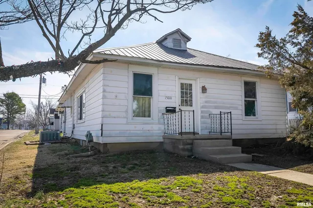 $77,000 | 1500 West Tyler Street, Herrin, IL 62948
