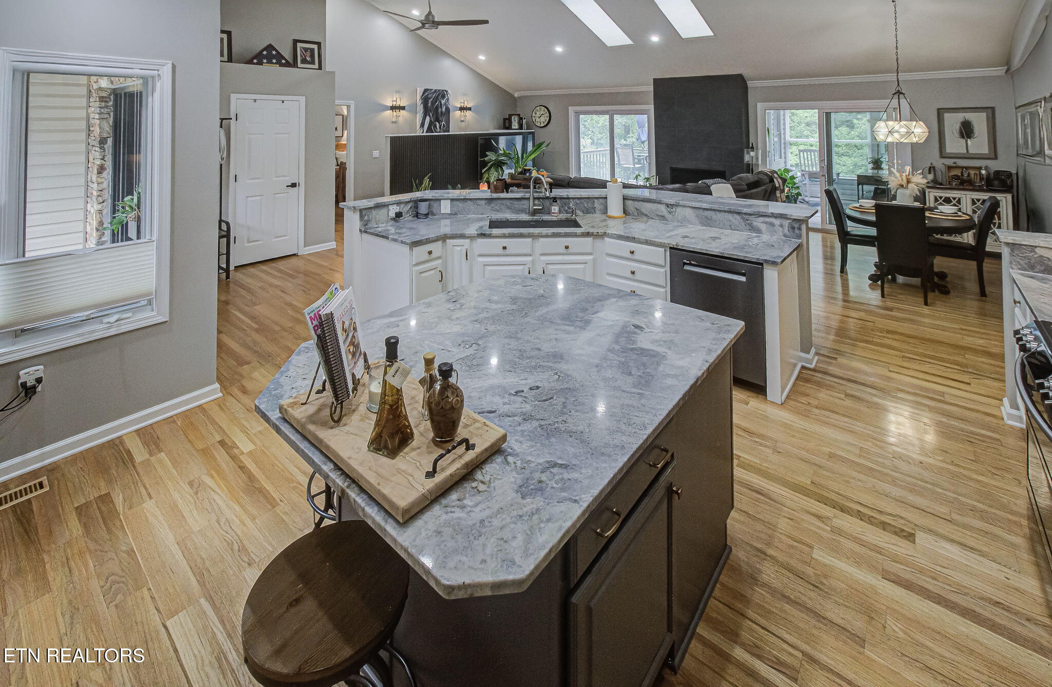 302 Tanasi Point Loudon, TN 37774 - Photo 13 of 60 IMG_2108