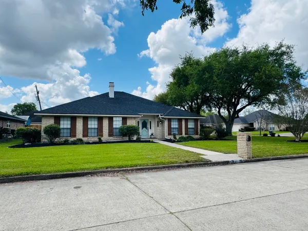 $289,900 | 7095 Glen Willow Drive, Beaumont, TX 77706